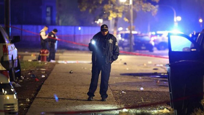 Най-малко 13 души са били ранени при стрелба в Чикаго,