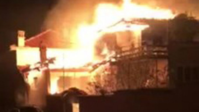 Огнеборци спасиха две жени от горящата им къща в асеновградското