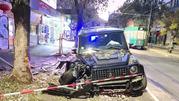 Джипът, който се потроши в дърво на улица Алабин, е
