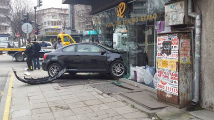 Млад шофьор се заби във витрина на магазин в Петрич,