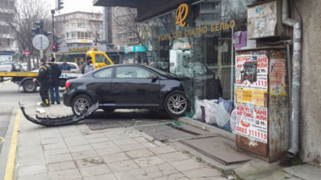 Млад шофьор се заби във витрина на магазин в Петрич
