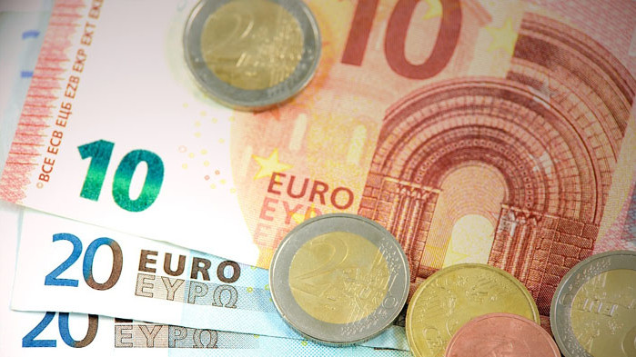 Курсът на еврото днес е в низходяща посока, съобщиха германски