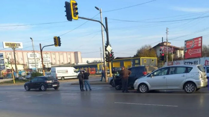 Верижна катастрофа с три леки коли стана тази сутрин на