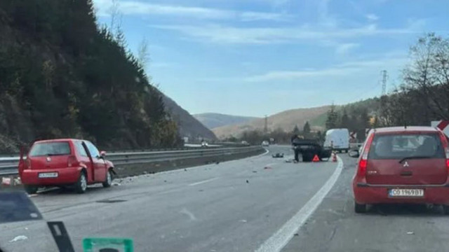 Тежка катастрофа затруднява движението по АМ Хемус съобщиха от МВР