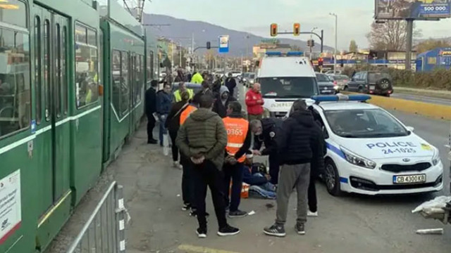 Мъж се удари в трамвай на кръстовището между улица Житница