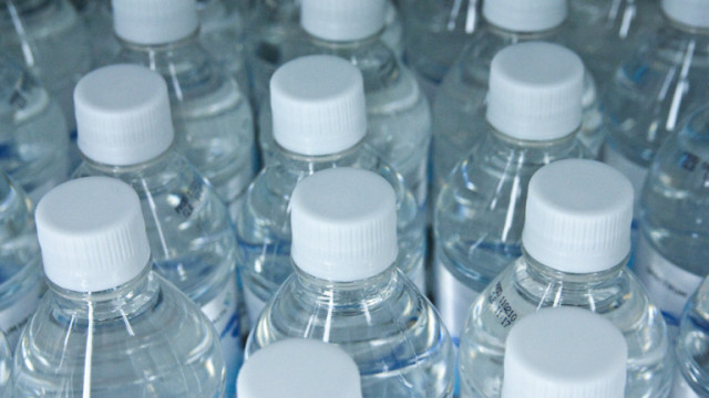 Първите доставки на бутилирана вода от държавния резерв пристигнаха днес