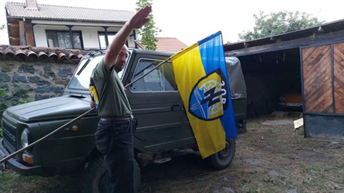 Внукът на Димитър Талев с нацистки поздрав развял знамето на "Азов" в Бистрица  (ВИДЕО)