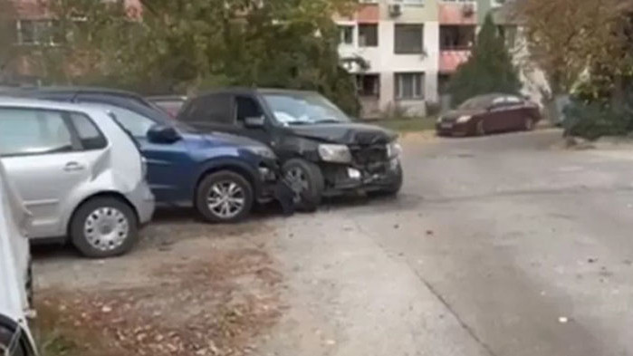 Пиян водач помля няколко автомобила в София