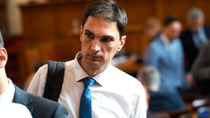 Има няколко човека от нашата партия, които жадуват за власт