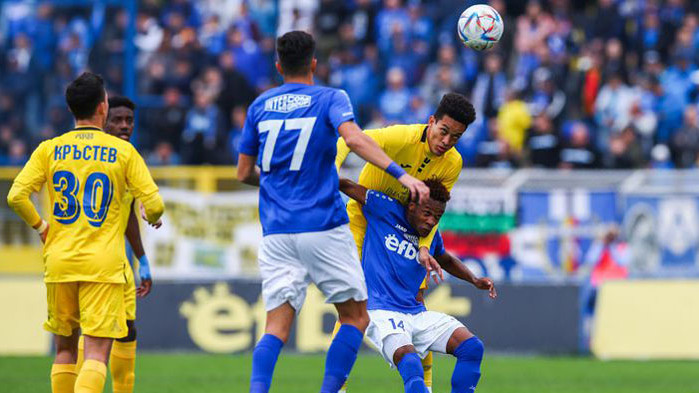 Отборите на Спартак (Варна) и Левски играят при резултат 2:2 в срещата от 17-ия