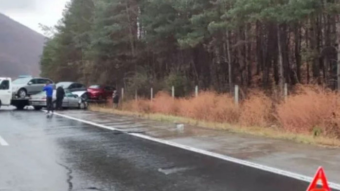 Катастрофа затруднява движението на АМ Хемус“. Инцидентът е станал в