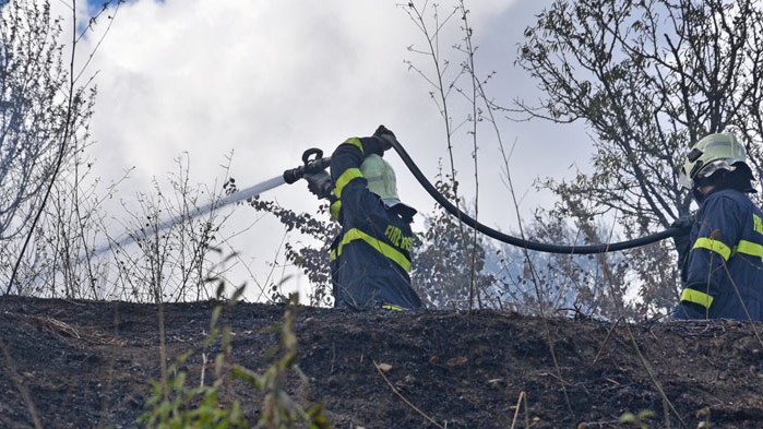Пожарът над военния полигон Ново село не е овладян окончателно,