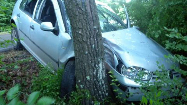 Пиян шофьор заби колата в дърво и рани трима приятели