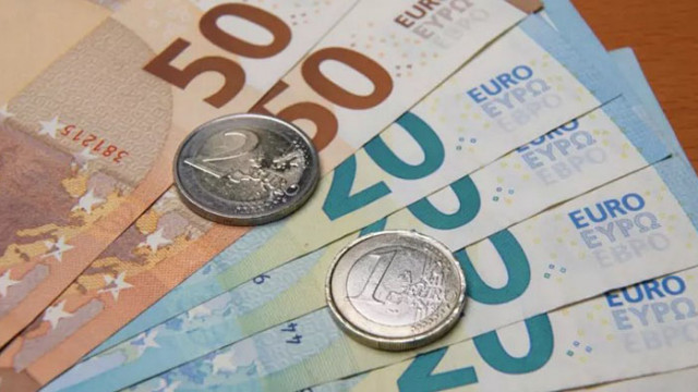 Еврото бавно пълзи нагоре