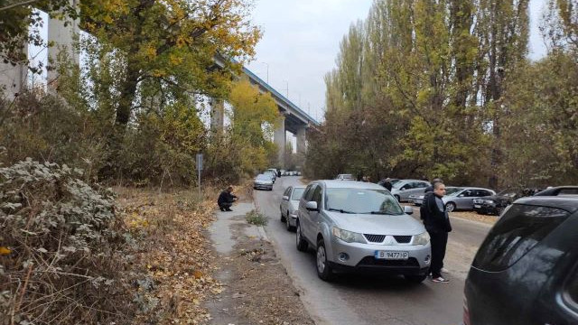 Голяма ВиК авария на Островна зона, пътят е пропаднал заедно с автомобилите (СНИМКИ)