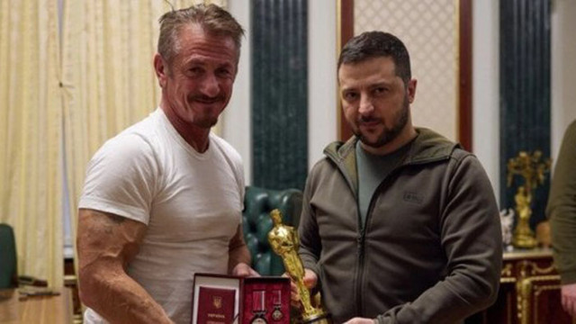 Американският актьор Шон Пен връчи наградата си Оскар на украинския