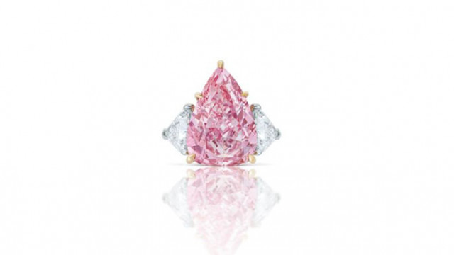 Най големият крушовиден яркорозов диамант предлаган на търг беше продаден за