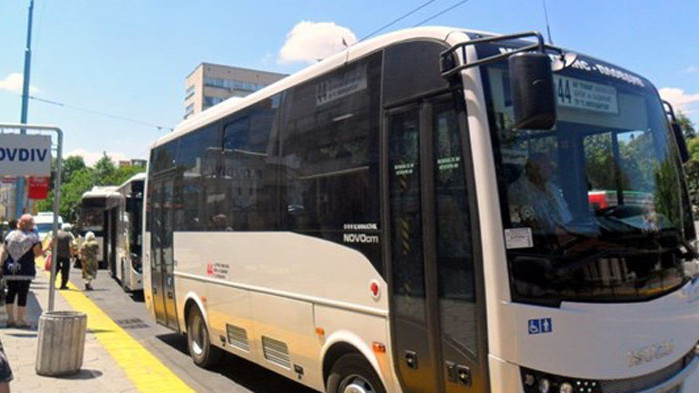 85-годишна жена е приета в болница след падане в автобус