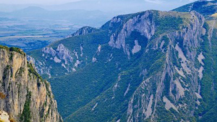 Пети ден полицаи, спасители и общинари издирват изгубен човек в планината над Чипровци