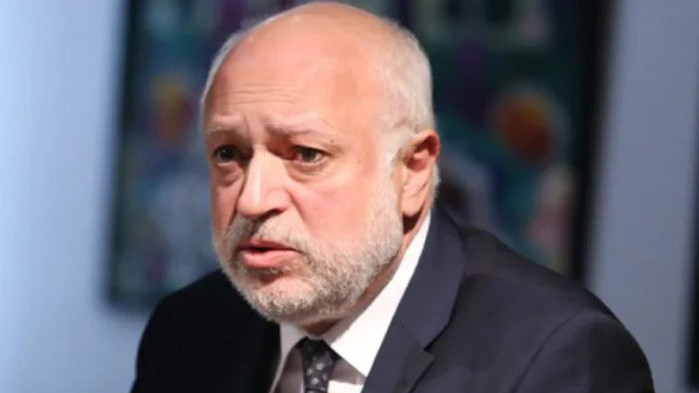 Бих желал театърът да не се превръща в кръжок по политически