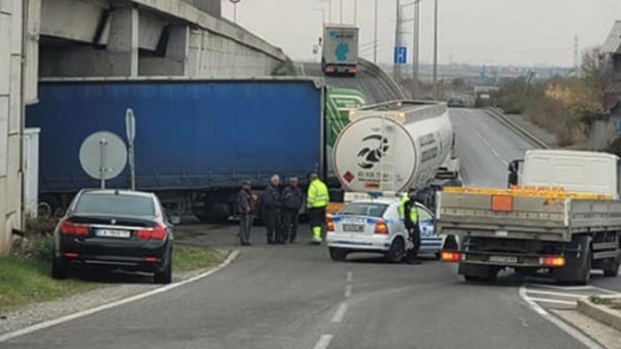 Два камиона са се блъснали на булевард Рожен в столицата.