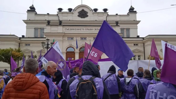 Протести на синдикати, медици, железничари и хора с увреждания блокира София, тръгва и автошествие