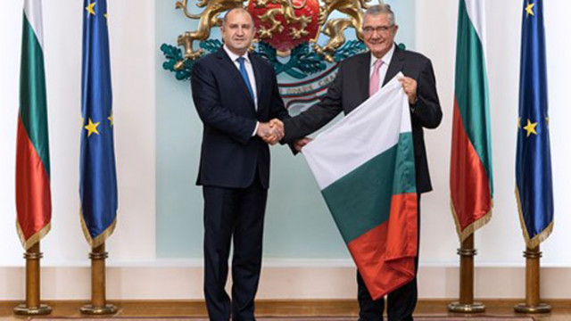 Президентът връчи националния флаг на участниците в 31 ата Българска антарктическа
