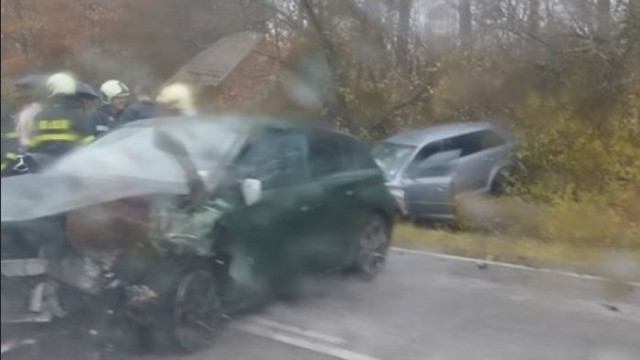 Тежък инцидент между три автомобила затвори временно пътя София Варна днес