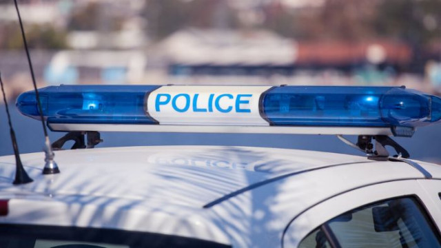 Шофьор на луксозна кола с мигранти опита да блъсне полицай
