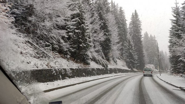 Сняг покри пътищата във високите части в Смолянска област Шофьорите