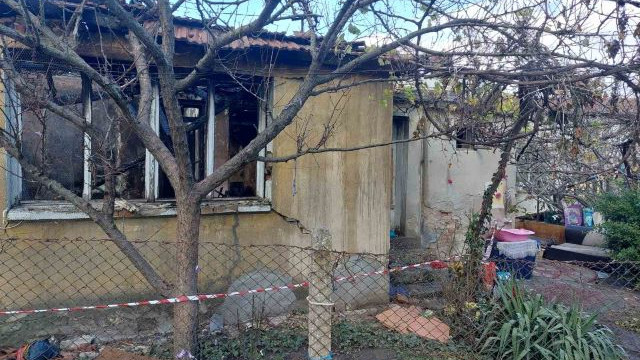 Изгоря къща в Аспарухово, жена е в болница с 40% изгаряне