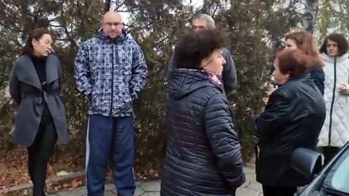 Втори ден жителите на казанлъшкото село Бузовград излязоха на протест, съобщава