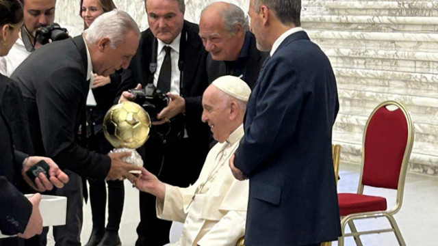 Стоичков подари "Златната топка" на папа Франциск