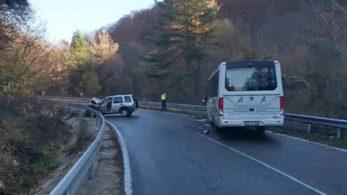 Автобус и джип се удариха челно на пътя Рила-Рилски манастир,