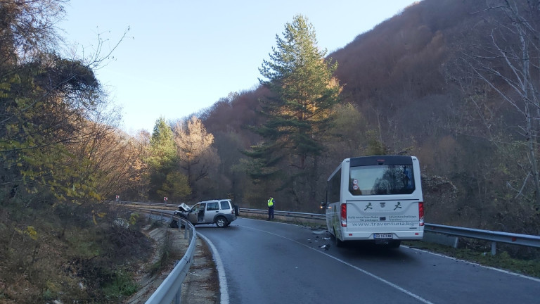 Автобус и джип се удариха по пътя за Рилския манастир,