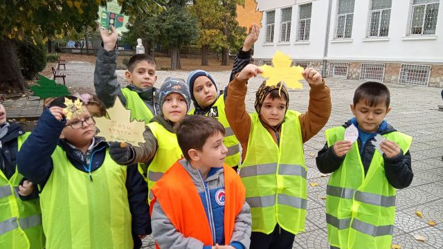 Учениците от I клас към ОУ"Христо Ботев" подариха послания на шофьорите с есенни листа