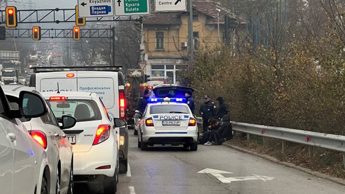 Задържаха 13 нелегални мигранти в София