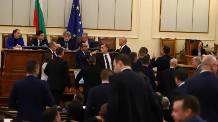 Искри на тема въглищни централи в пленарната зала между „Възраждане” и БСП