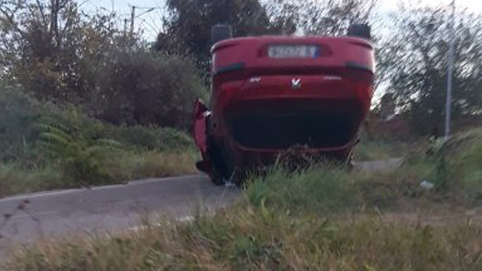 Една жена е пострадала след като колата ѝ се преобърнала