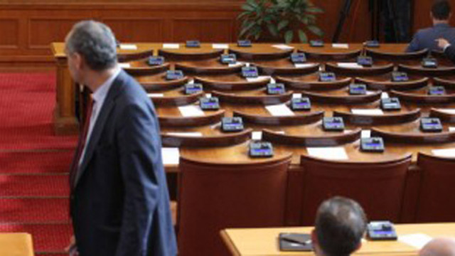Парламентарните групи на ГЕРБ ПП и ДБ отсъстваха от пленарна