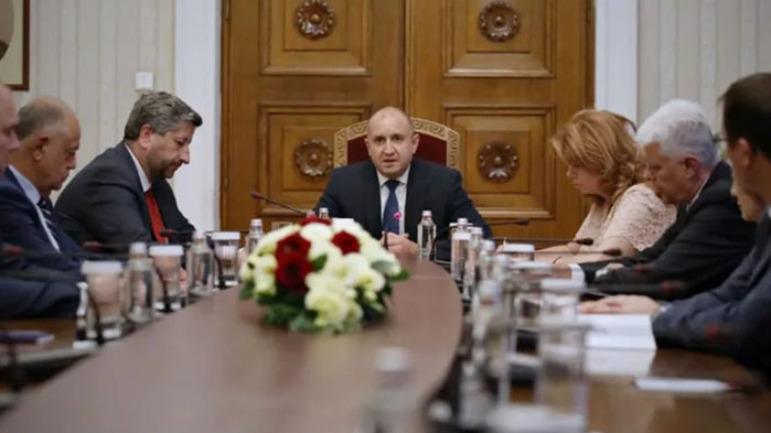 Радев кани ДБ на консултации в понеделник