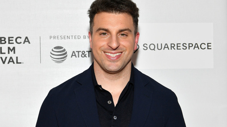 Милиардерът Брайън Чески, отдава под наем една от спалните си в