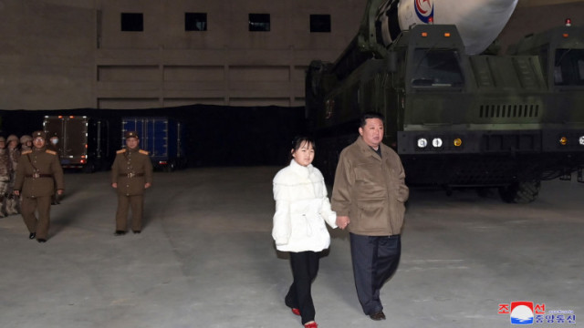 Севернокорейският лидер Ким Чен Ун е наблюдавал изстрелването на нов тип  междуконтинентална