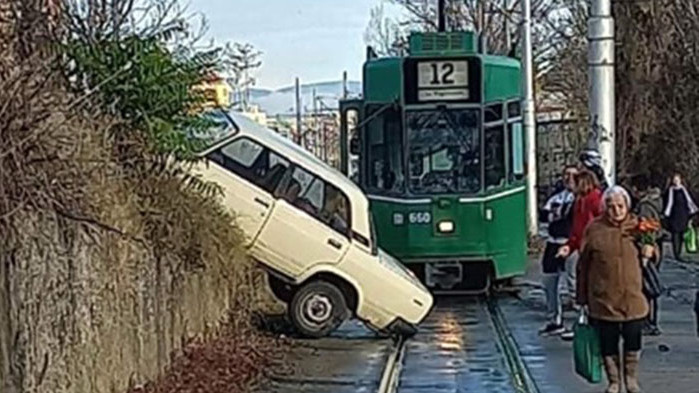 Лада е опитала да премине през трамвайната линия и по-високите