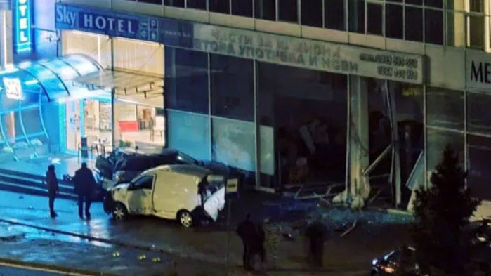 Пиян шофьор отнесе коли във Велико Търново, заби се и в спирка (СНИМКИ)