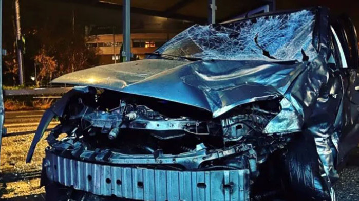 Пиян шофьор отнесе коли във Велико Търново, заби се и в спирка (СНИМКИ)