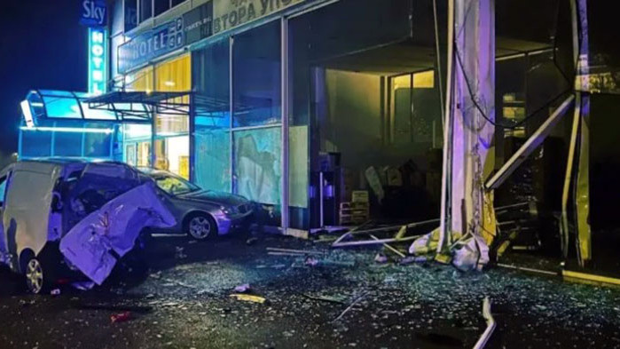 Пиян шофьор отнесе коли във Велико Търново, заби се и в спирка (СНИМКИ)