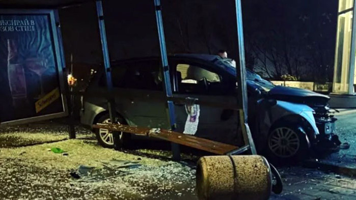 Пиян шофьор отнесе коли във Велико Търново, заби се и в спирка (СНИМКИ)