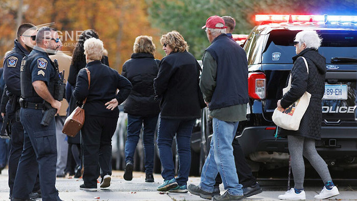 Най-малко петима души бяха убити и 18 ранени при стрелба