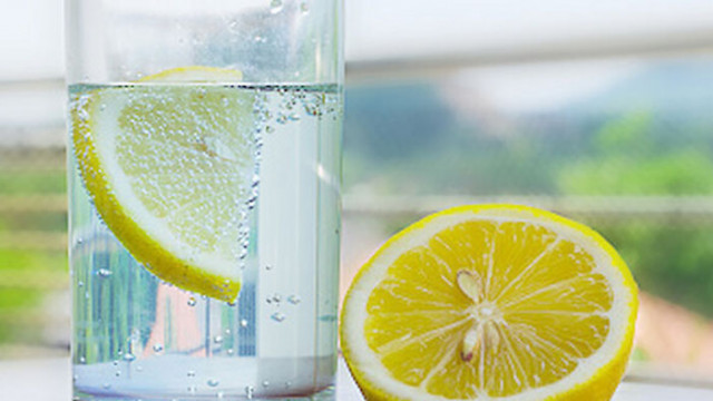 Водата с лимон може да увреди зъбния емайл и е